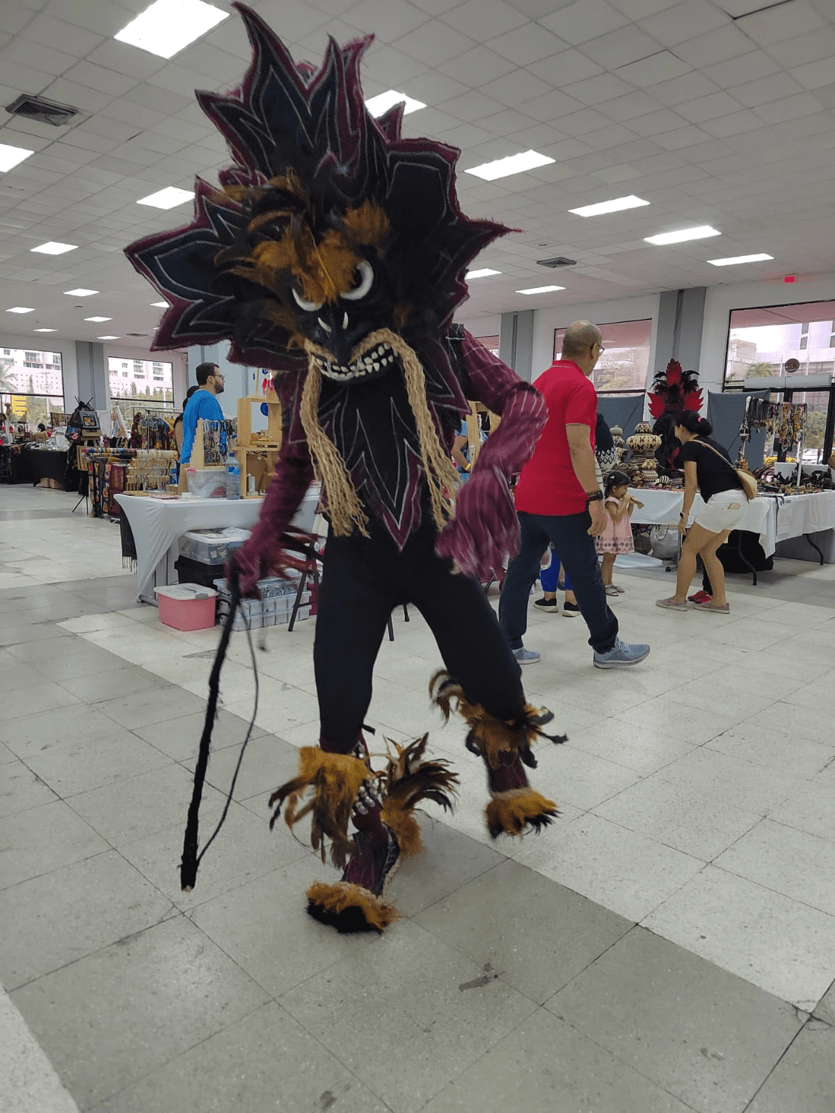 Vestimenta Negra de Congo frente al stand de Wapin Colón Coffee en Atlapa 2025