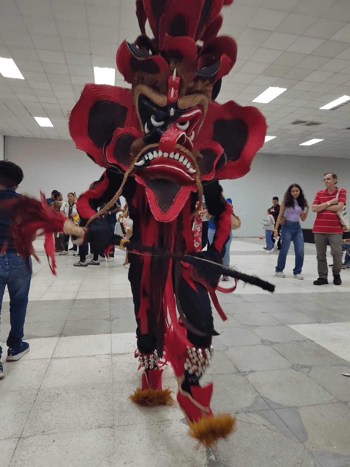 Vestimenta Roja Congo frente al stand de Wapin Colón Coffee en Atlapa 2025