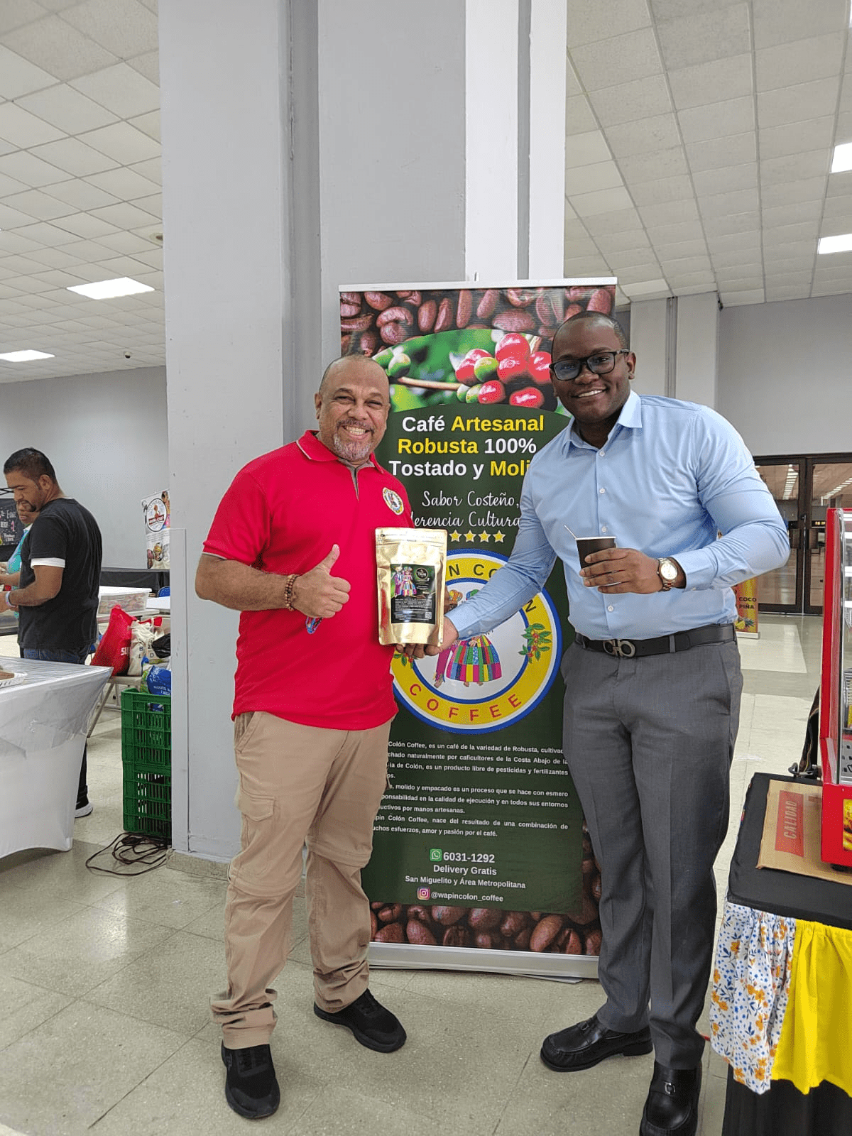 Stand de Wapin Colón Coffee ofreciendo degustaciones de café artesanal panameño en Atlapa